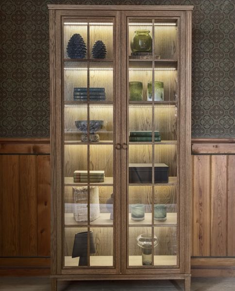 Vitrineskap med belysning*